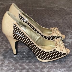BONGO Faux Patent Leather 4” pumps w peep toe & bow accent. Multi texture. 9.5